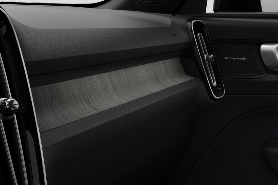 2026 Volvo XC40 - Image 9