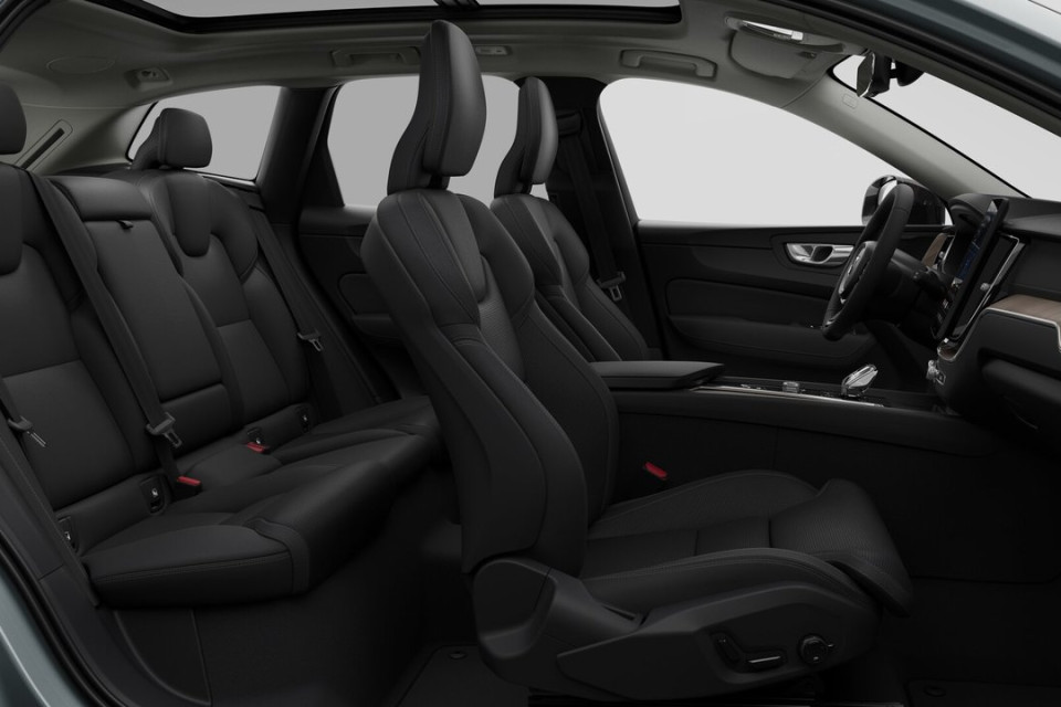 2026 Volvo XC60 - Image 13