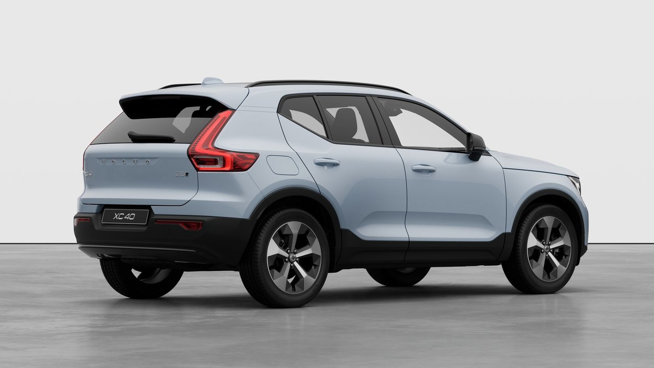2026 Volvo XC40 - Image 4