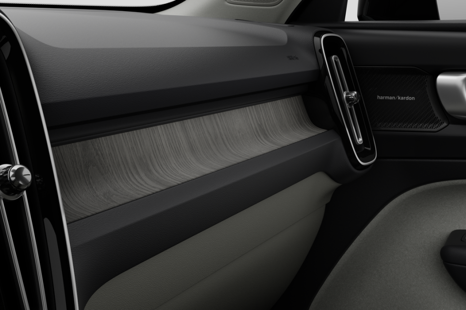 2026 Volvo XC40 - Image 9