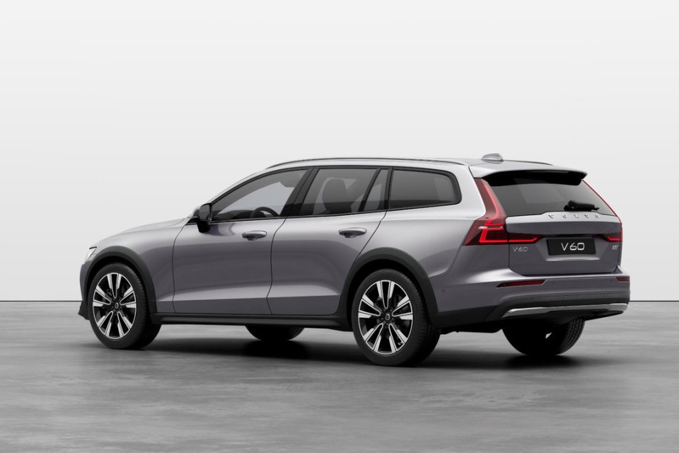 2026 Volvo V60 CROSS COUNTRY - Image 2