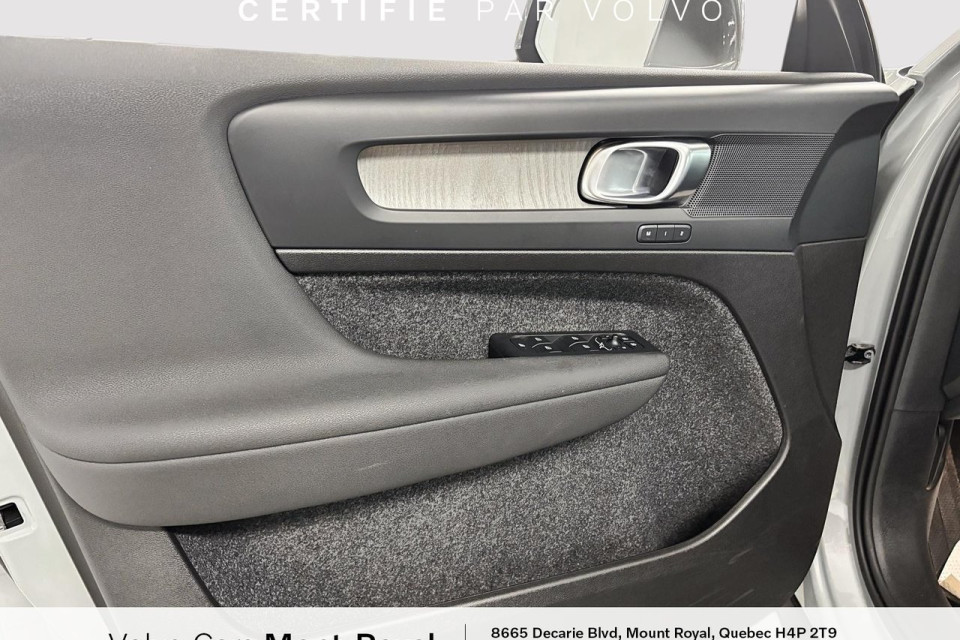2025 Volvo XC40 - Image 10