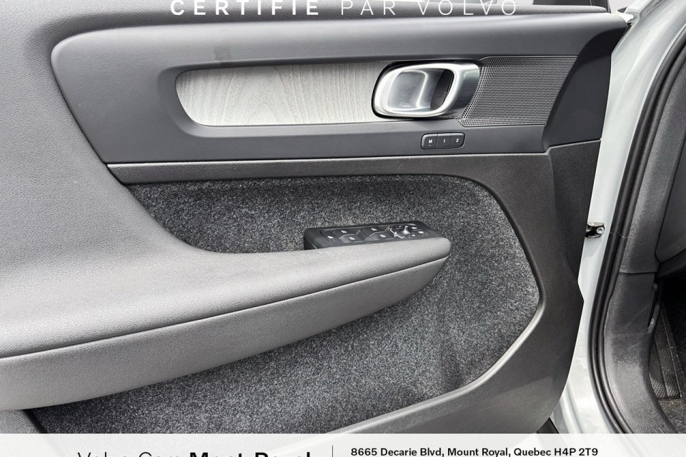 2025 Volvo XC40 - Image 9