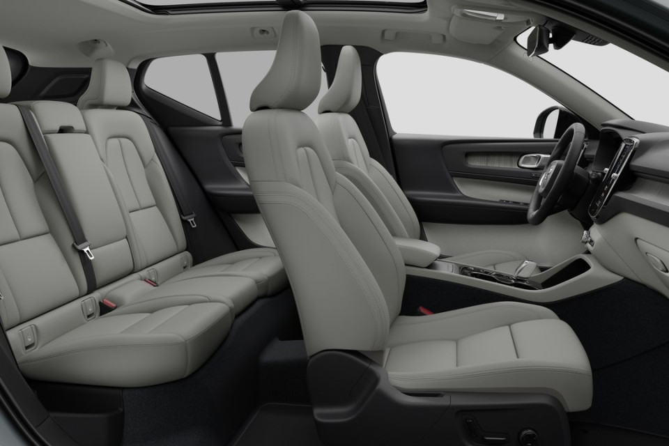 2026 Volvo XC40 - Image 13