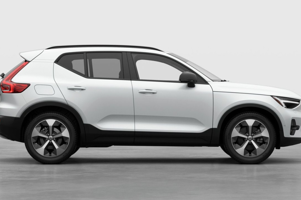 2026 Volvo XC40 - Image 7