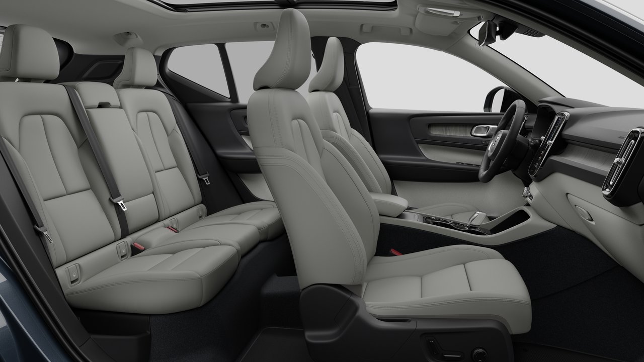2026 Volvo XC40 - Image 13