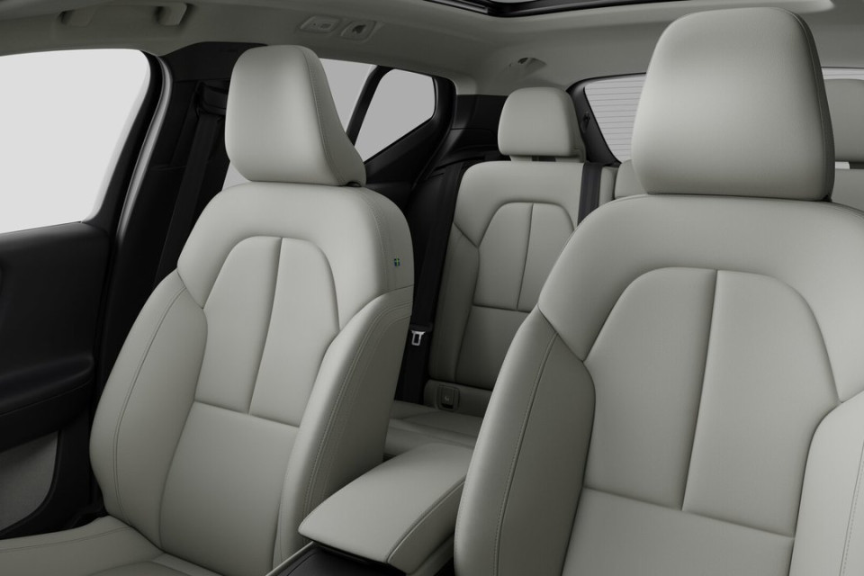 2026 Volvo XC40 - Image 12