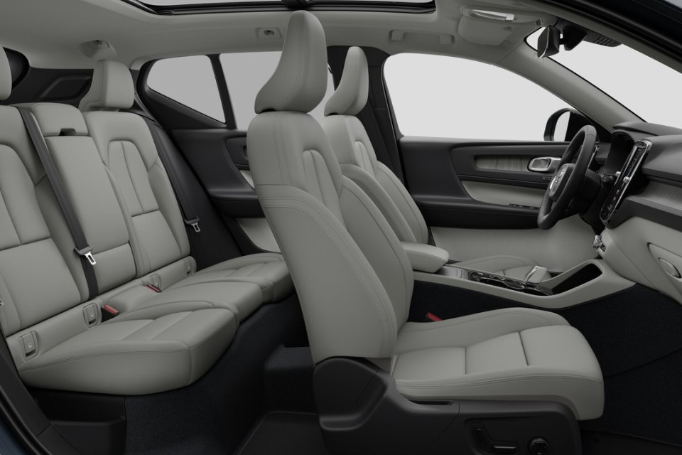 2026 Volvo XC40 - Image 13