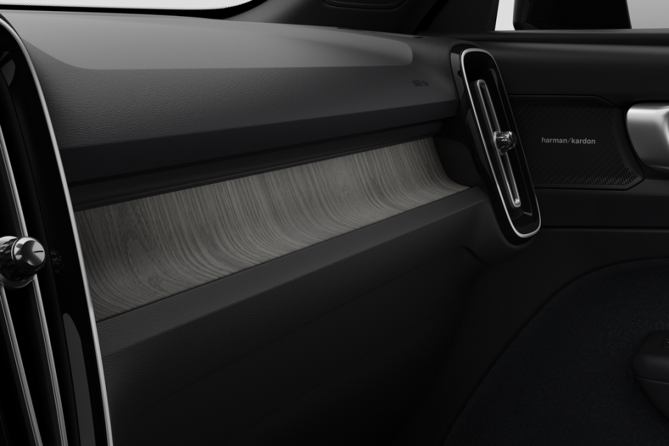 2026 Volvo XC40 - Image 9