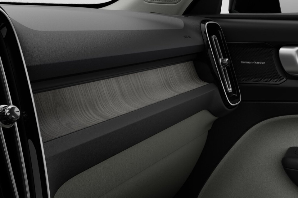 2026 Volvo XC40 - Image 9