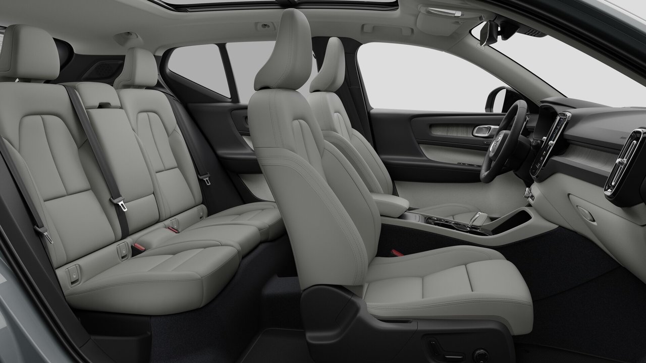 2026 Volvo XC40 - Image 13