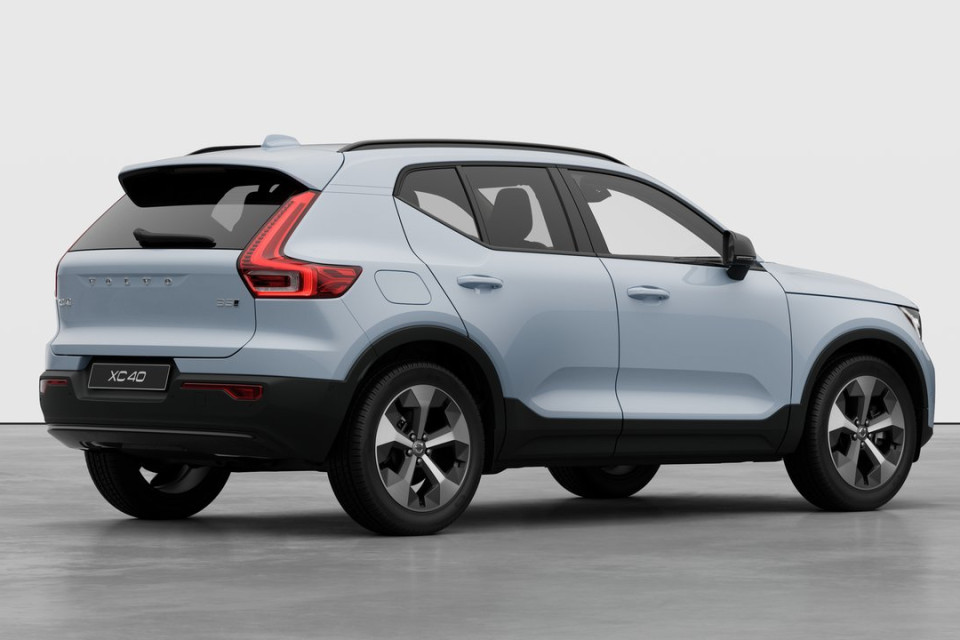 2026 Volvo XC40 - Image 4